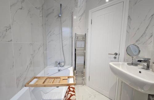 Spacious Stylish Home with FREE Parking 10 Mins to Manchester Centre & AO Arena Ideal for Groups & Long Stays - Foto 31