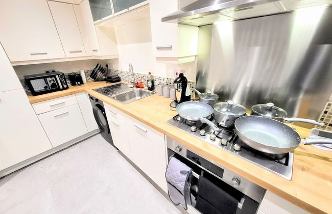 Large Modern House with Parking - Photo 34