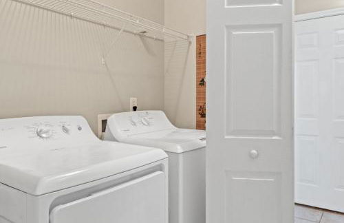 Private Fenced Yard • Sleeps 10 • Mins to Malls - Foto 38