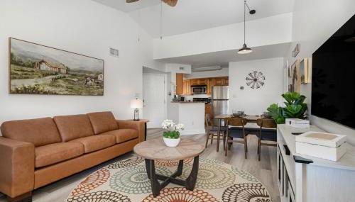 Pondview Modern Farmhouse Condo Half Mile to Beach - Foto 3