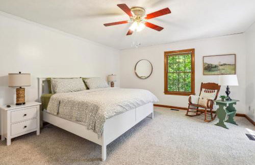 Secluded Lakefront Escape w Private Dock, 600ft Shoreline and Views, Sleeps 13 - Foto 24