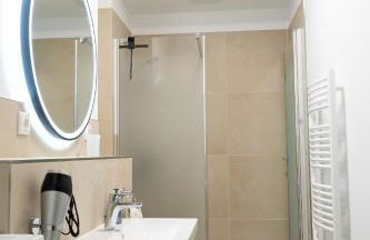 New central 2-3 room apartments with parking near train station & casino - Foto 8