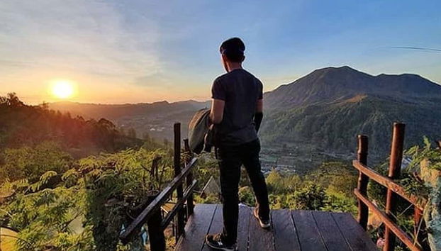 Pinggan Viewpoint + Batur Thermal Pools Tour - Photo 3, Admiring the sunrise