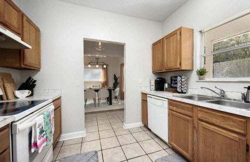 Your UF Getaway: 1 Block from Campus - 4 BD Haven - Foto 16