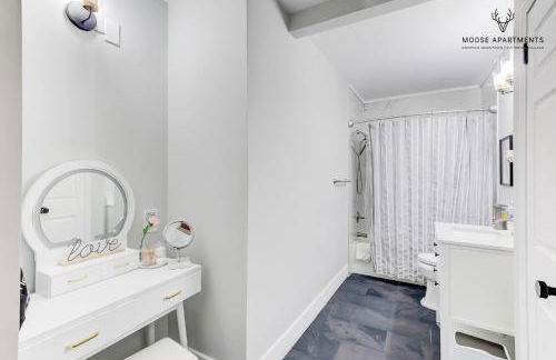 The Moose #7 - Instaworthy Studio with Amazing Views, Free Parking & Heated King Bed - Foto 18