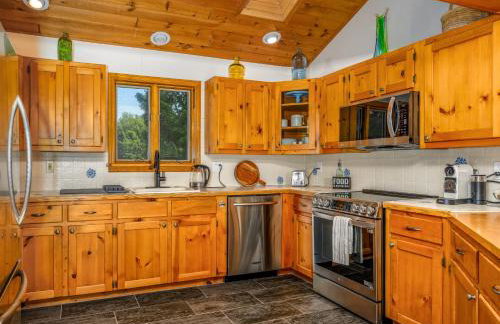 Lux estate! Hot tub, 8 acres, firepit, game room, private pond, EV, lots of privacy, 10 mins to town - Foto 14