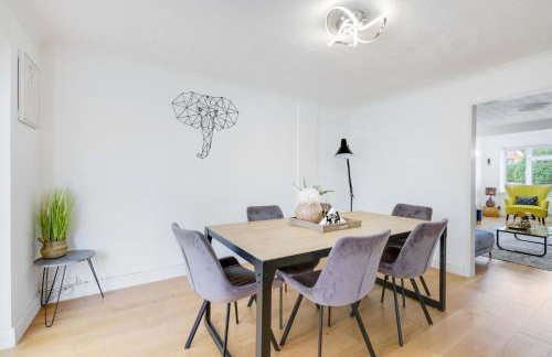 Luxury 5 BDR 2 BA House with Parking in Sandhurst By 360Stays - Photo 23