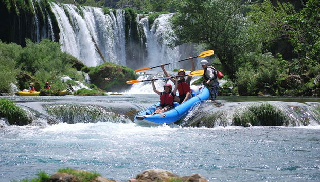 Desfrutando das corredeiras neste tour de caiaque por Zrmanja
