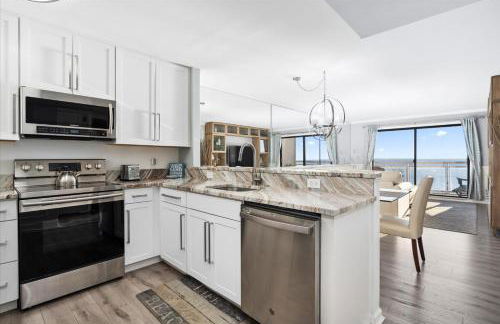 Oceanfront 2 Bedroom Modern Beach Condo w Pool - Foto 18