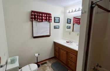 Deluxe Cabin #11 with Hot Tub on Patoka Lake in Southern Indiana - Foto 14