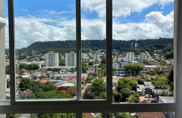 Studio completo no centro com garagem coberta e vista - Foto 1