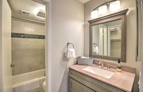 Sleek Phoenix Condo Walk to Biltmore Fashion Park - Foto 21