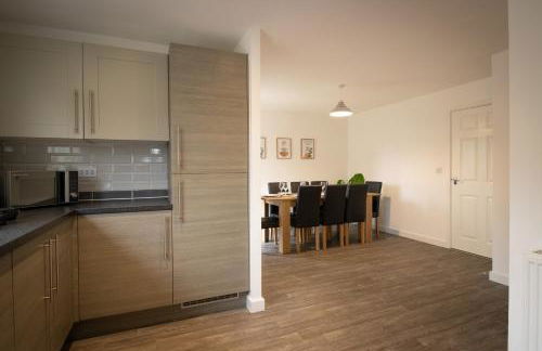 5 Bedroom House - Sleeps 10 - Parking - Trowbridge - Foto 2