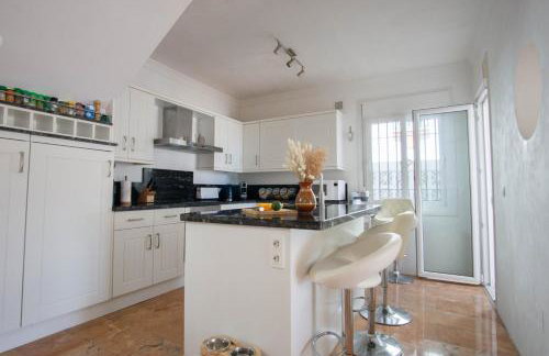 Private Beach Villa for 6 with Seaview, Pool & big Sun Terrace - Foto 14