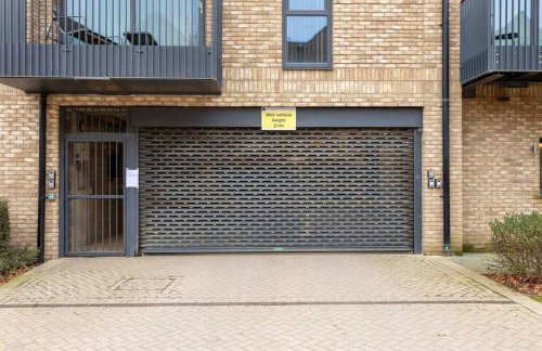 Beautiful Canal Side Apartment - City Centre - Balcony, Secure Parking, Self Check-In, Fast WiFi and Smart TV with Sky TV and Netflix by Yoko Property - Foto 25