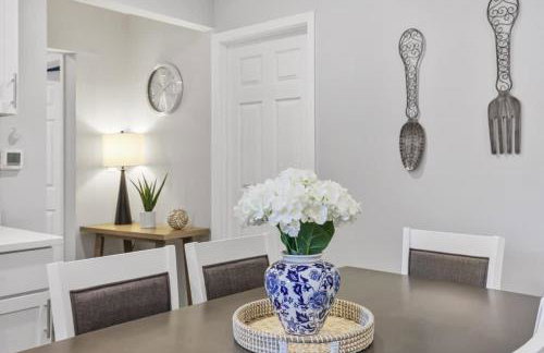 Cozy Chic 4BD 2BA Home in St Charles - Foto 11