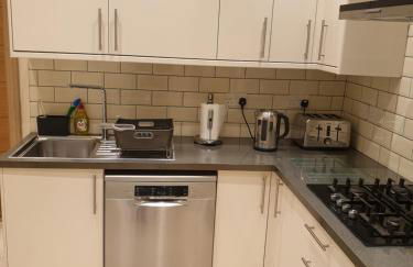 London Luxury Apartments 3 Bedroom Sleeps 8 with 3 Bathrooms 5 mins Walk to tube station free parking - Foto 12