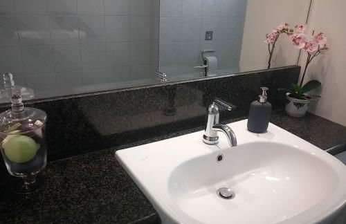 Overlooking the blue sea - Foto 20