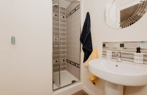 Coyle House, 3 bed,Corby, super kings or twins, driveway, free wi-fi, corporates welcome - Foto 5