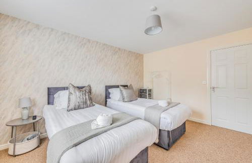 Beautiful Detached House with Driveway Parking, Study Room, Spacious Garden, Smart TVs and Fast Wifi by Yoko Property - Photo 8