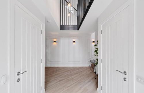 FLOUR MILL HOUSE at PITKERRO MILL, 4 double bedrooms, TVs, 3 en-suite, separate shower, wc, fully equipped kitchen, games room, large family lounge, private parking, WiFi, private garden and courtyard, long stay rates available through Honeycomb Hosts - Foto 11