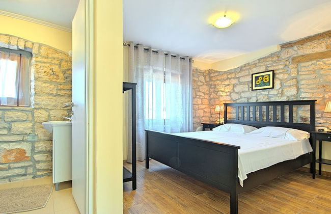 Perfect for Children, Garden With Pool, Playground and Walk in Whirlpool - Foto 12