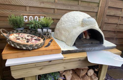 Romantic Cottage with Wood-fired Hot tub and Outdoor Pizza Oven - Foto 26