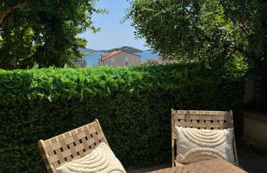 Private studio apartment with a garden and a terrace - Photo 1