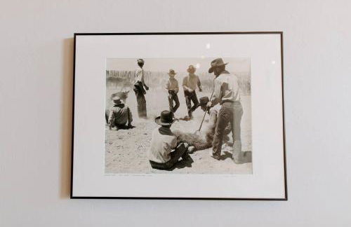 Stylish Main St Loft with Balconies and Garage - Foto 34