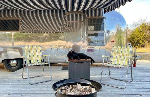 Restored Beautiful Airstream Fully Equipped with Incredible Outdoor Living in Texas - Foto 29