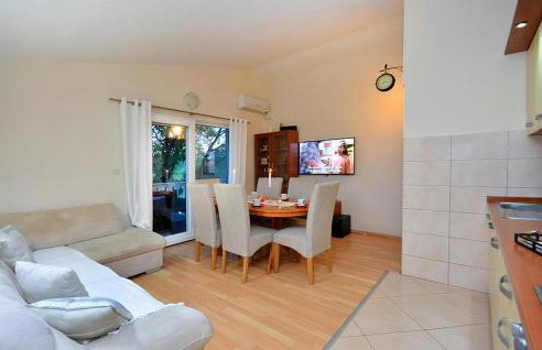 3 Bedroom Amazing Home In Pozorac - Foto 13