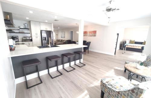 Spacious Upadated 2 King Beds Pets Welcome With Large Private and Fenced Yard Minutes to Beaches - Foto 18