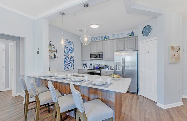 Top floor condo with view of lake, pool and fireworks! Next to Convention Center! - Photo 9
