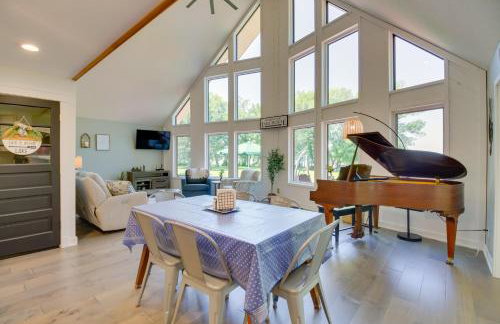 Lakefront Sunburg Vacation Rental with Boat Dock! - Foto 2