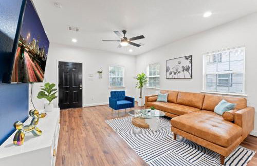 NRG MedCenter Luxe 4BD Home w FencedYard WasherDryer Pet Friendly - Foto 18