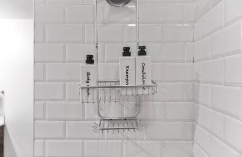 Stunning Downtown Apartment with Pool, Laundry, Parking - Foto 3