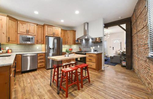 HostWise Stays - The Larryville - Amazing Bathroom, Perfect Location, Custom Build - Foto 16