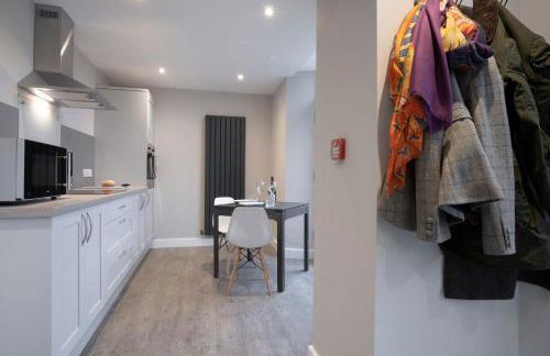 The Hideaway with Cosy Fireplace by LetMeStay - Foto 12