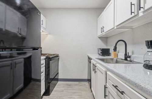 Comfortable stay with smart layout - Photo 18