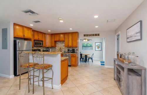 Ventur Tropical w Hot Tub Close to Beach - Photo 11