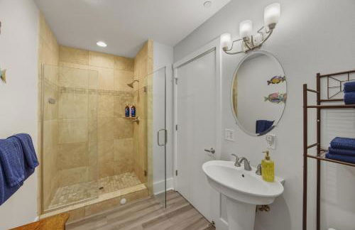 Oceanfront Bliss King Suite & Pet-Friendly Stay - Foto 28