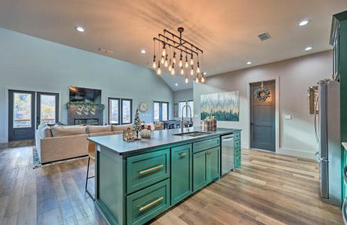 Lavish Riverfront Escape with Gas Grill! - Foto 9