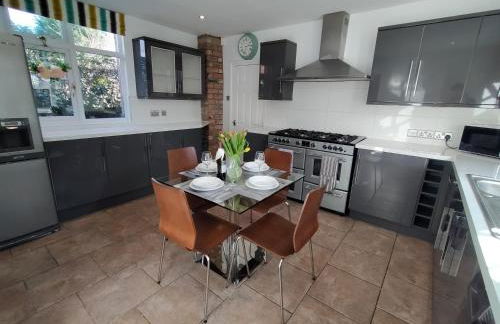 Sirius House - sleeps 7, driveway, garden - Photo 9