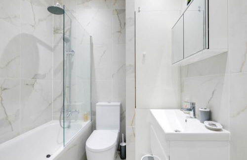 Luxurious 1 Bed Serviced Apartment with Wi-Fi - Photo 70