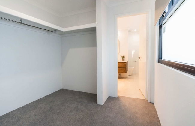 Beautiful 4BR Family Home With Patio and Parking! - Foto 36