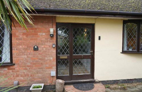 Charming 3 Bed Bungalow Parking & Wifi Business and Leisure by Jesswood Properties - Foto 21