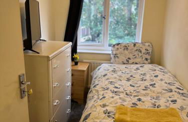 Peaceful 3 bedroom house close to Newcross hospital Wolverhampton - Photo 2