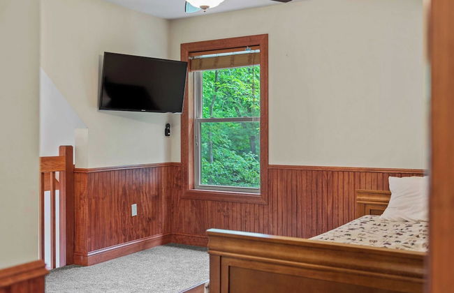 Bear Paw Lodge by Avantstay Hot Tub, Deck, & Fire Pit - Foto 43