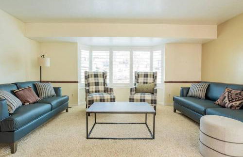 Spacious Stay near Airport, Downtown & Ski Resorts - Photo 2