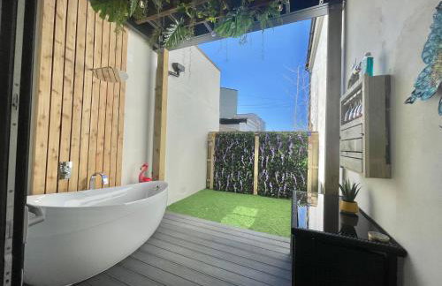 The Jungle Apartment - by Coastline Retreats - Jungle Themed Garden Apartment - Outdoor Bath - Next to Seafront - Childrens Toys - Superfast Wifi - Netflix - Disney - Foto 1